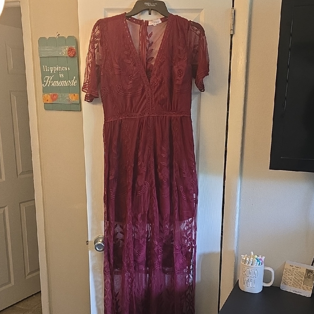 Elegant Burgundy Lace Maxi Dress
